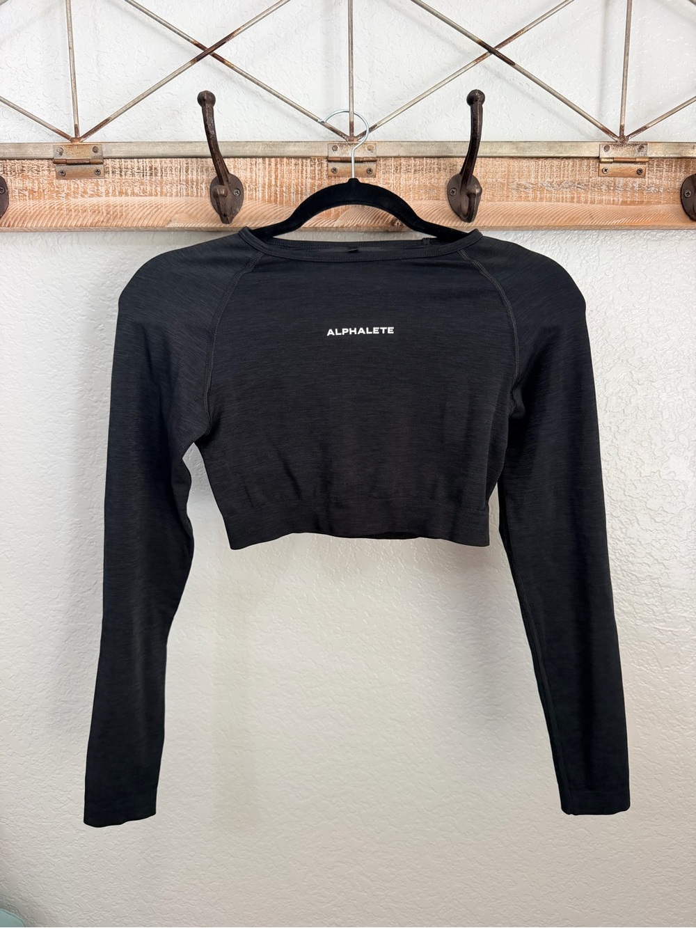 Alphalete Black Cropped Long-Sleeve Raglan Top Size S